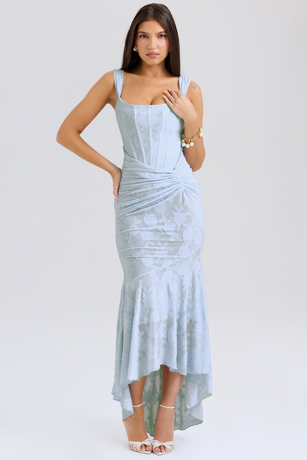 Vestido largo elegante y sofisticado con falda asimétrica y tirantes ajustables