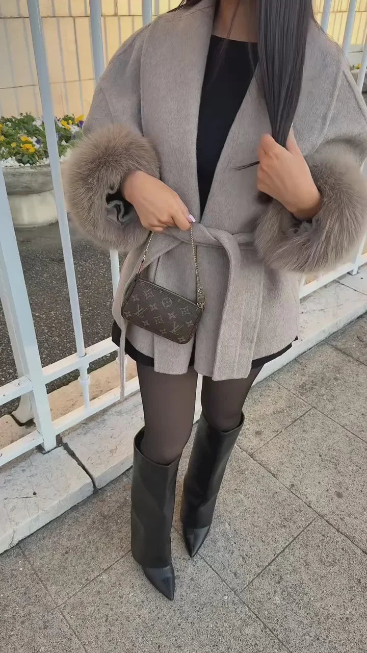 Zaira™ – Elegante abrigo de lana con detalles de piel desmontables
