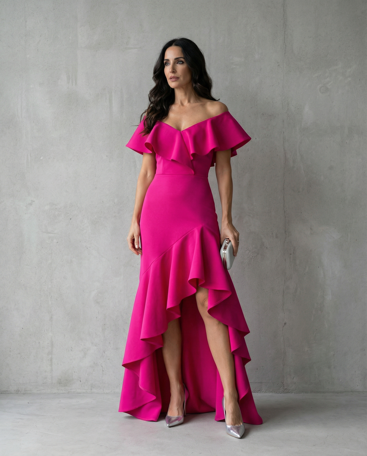 Abril · Vestido elegante con volantes y escote en V