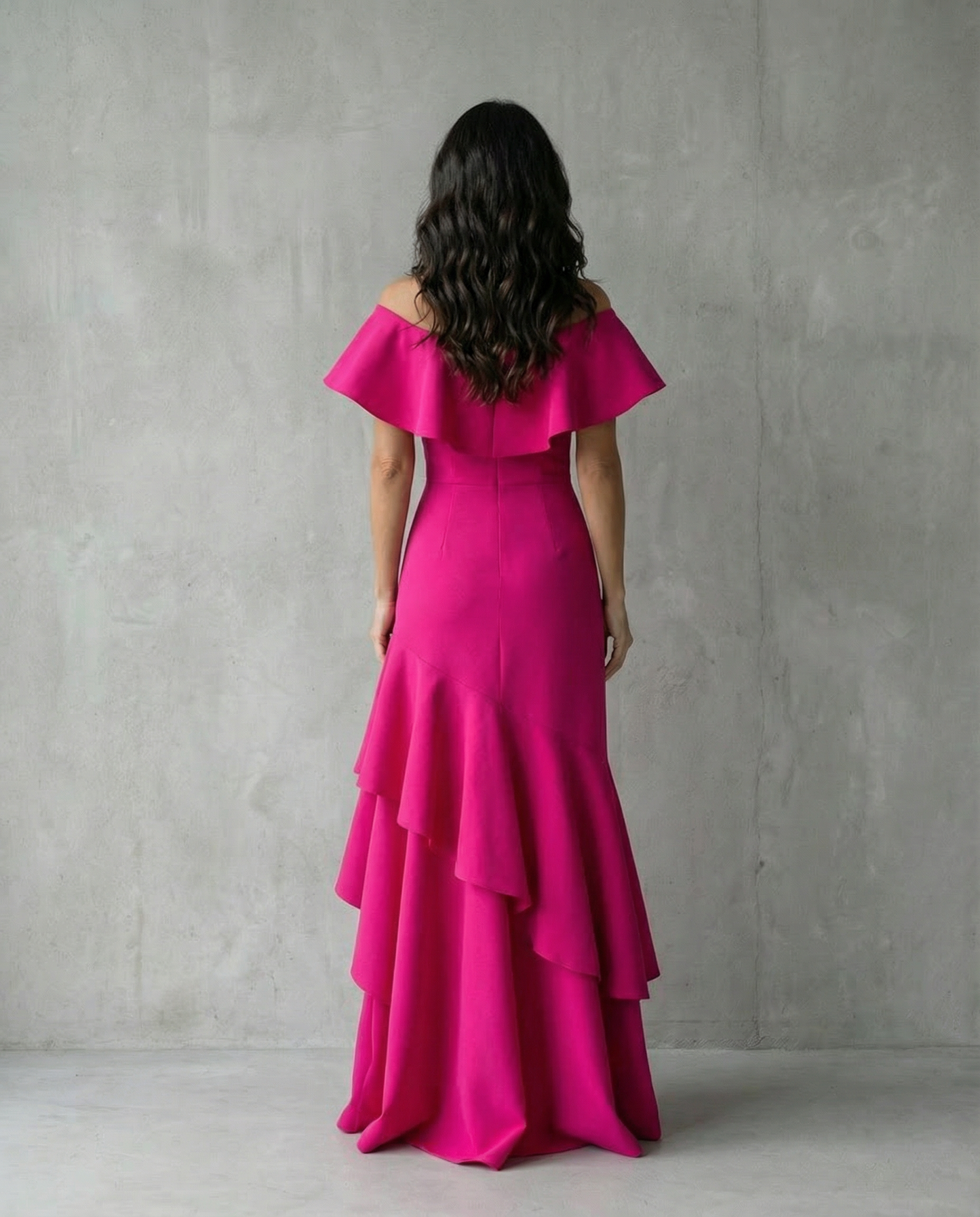 Abril · Vestido elegante con volantes y escote en V