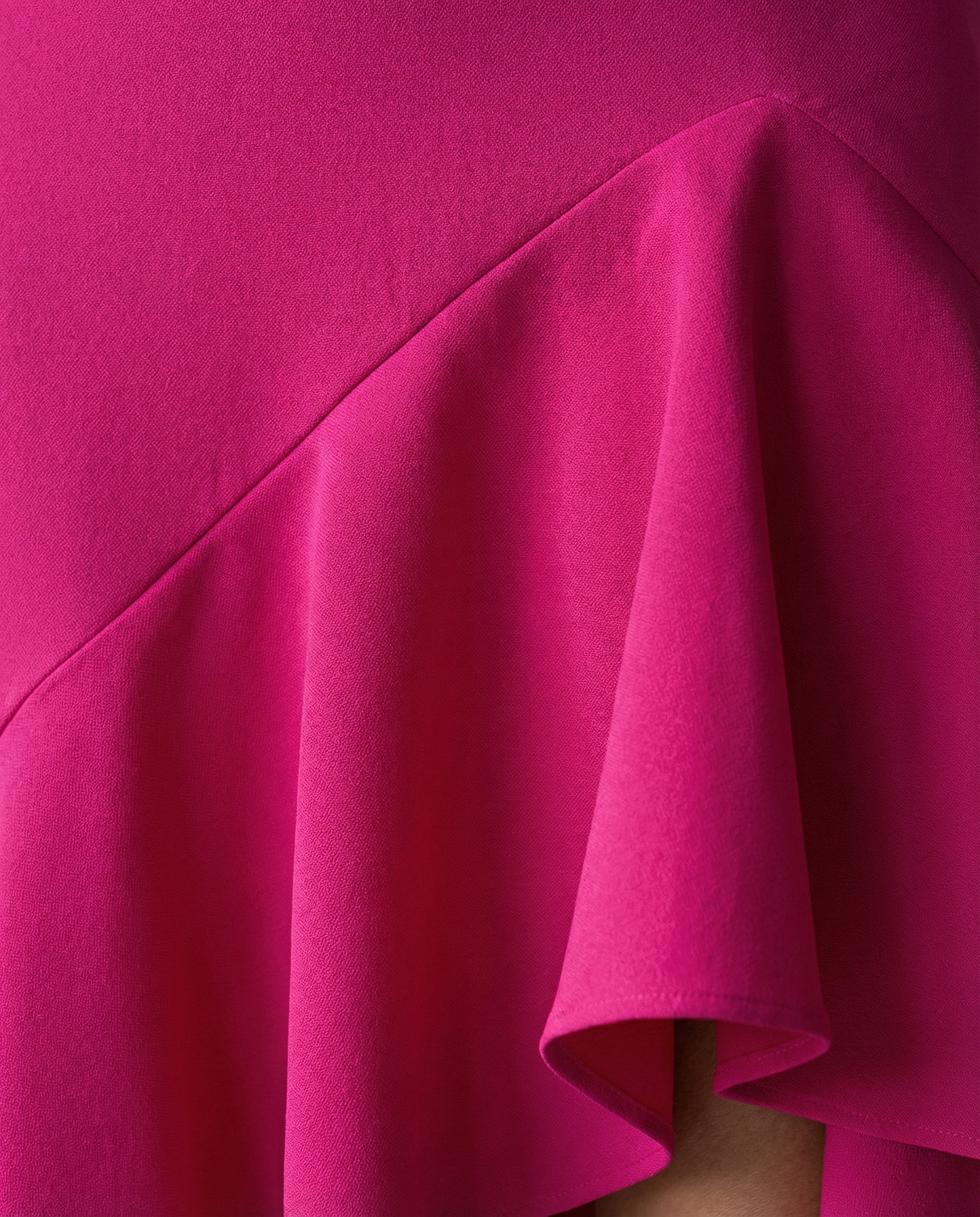 Abril · Vestido elegante con volantes y escote en V