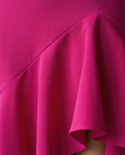Abril · Vestido elegante con volantes y escote en V