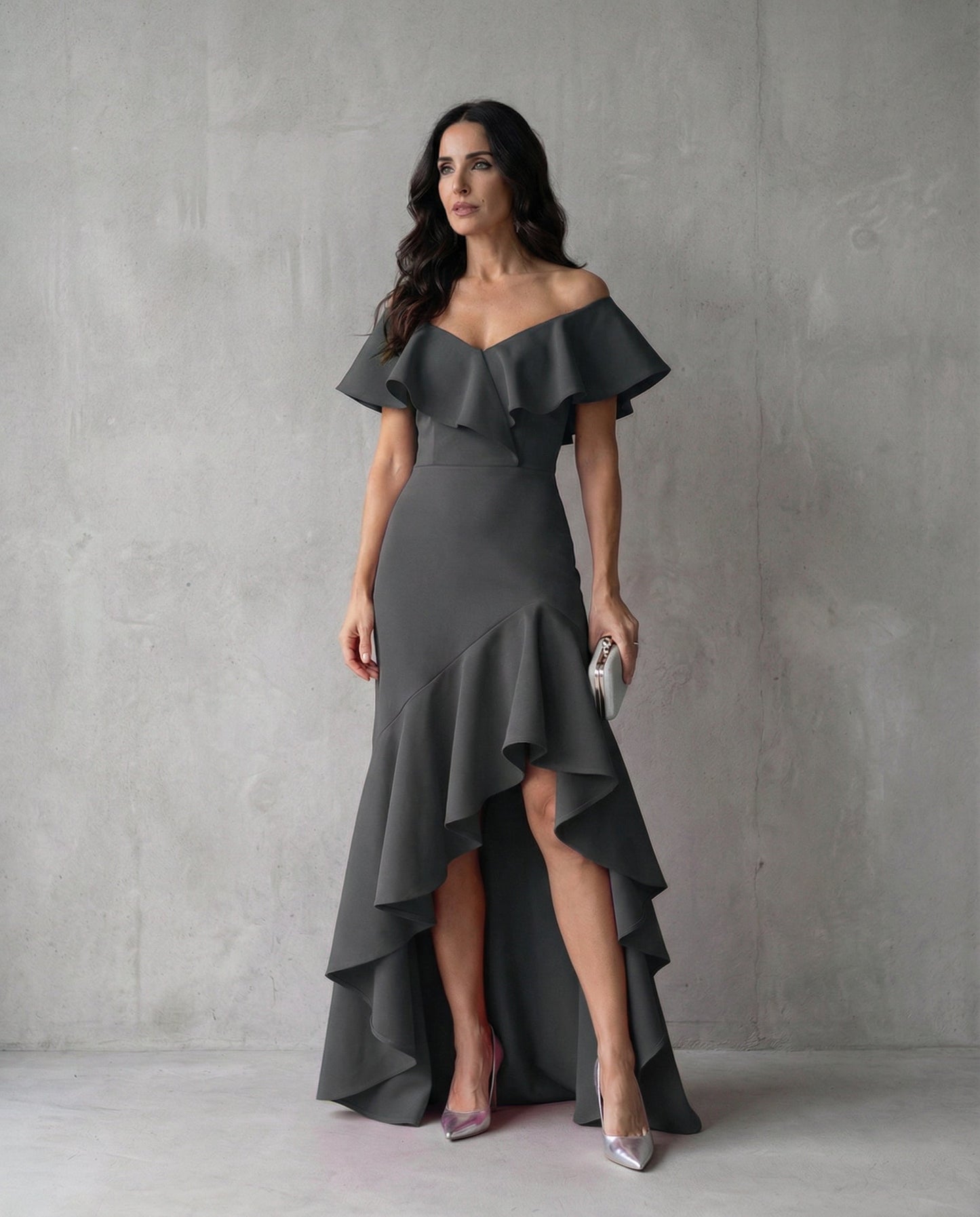 Abril · Vestido elegante con volantes y escote en V