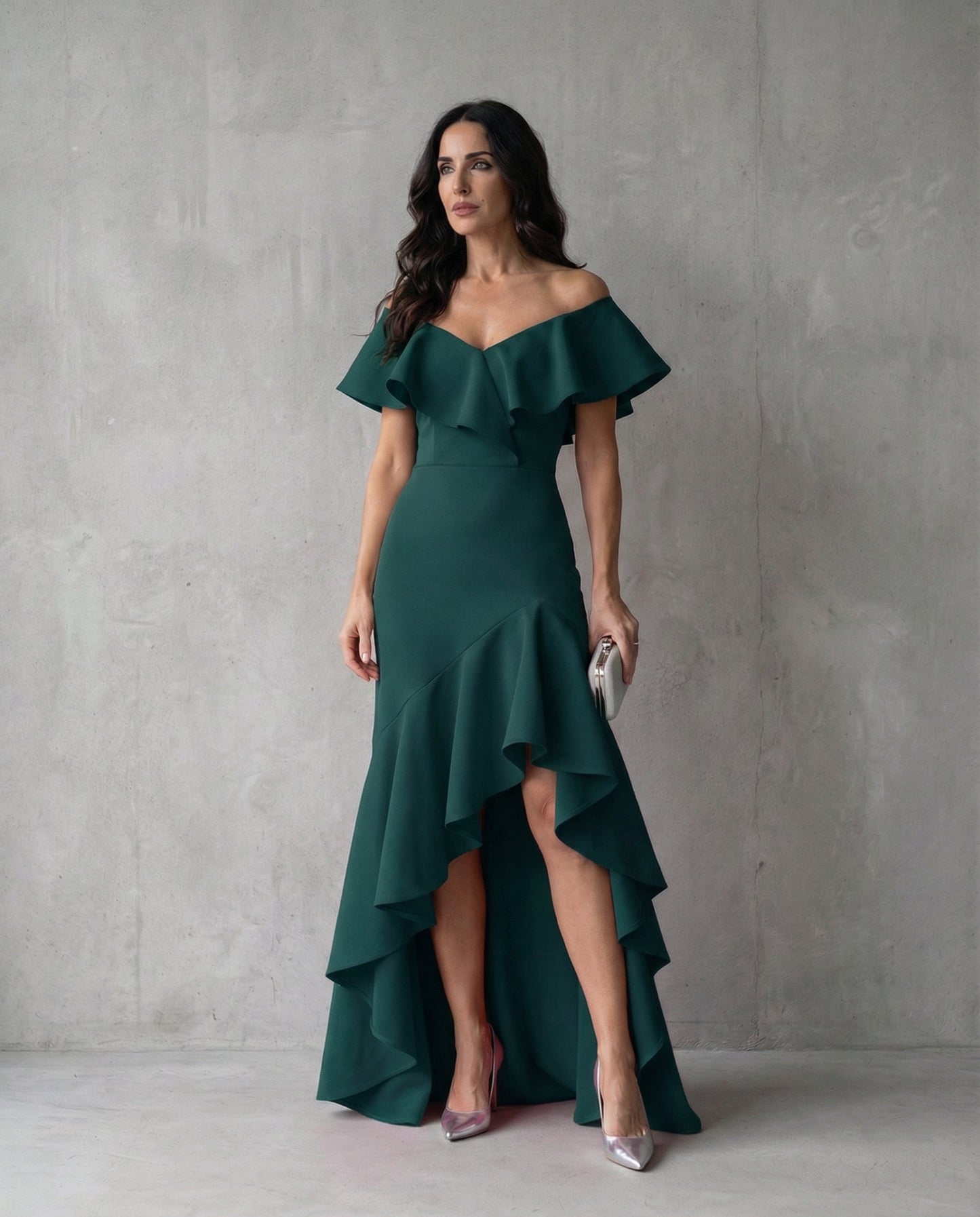 Abril · Vestido elegante con volantes y escote en V