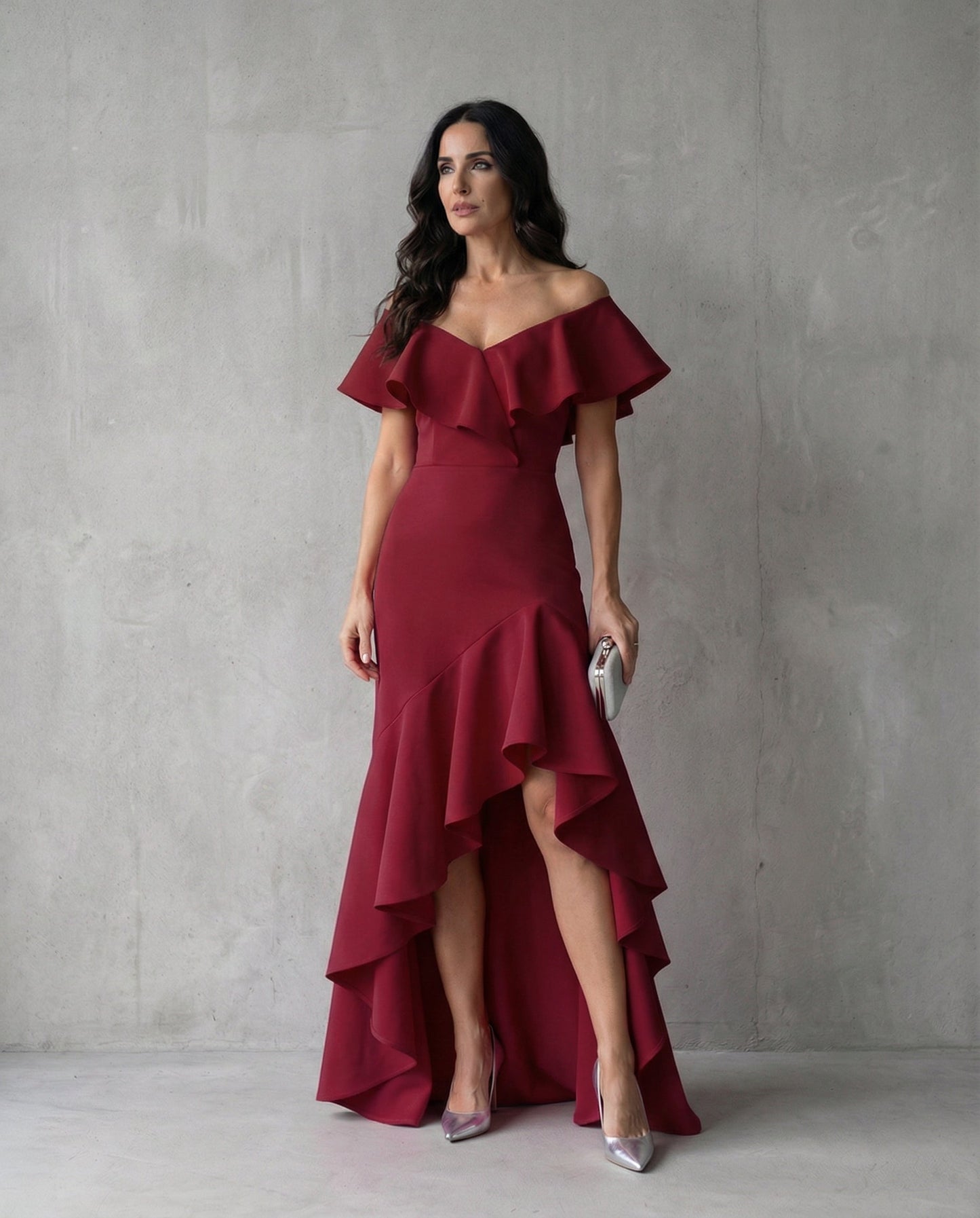 Abril · Vestido elegante con volantes y escote en V